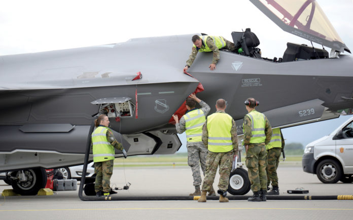 Norwegian F-35 maintainers turn American jets in historic first visit