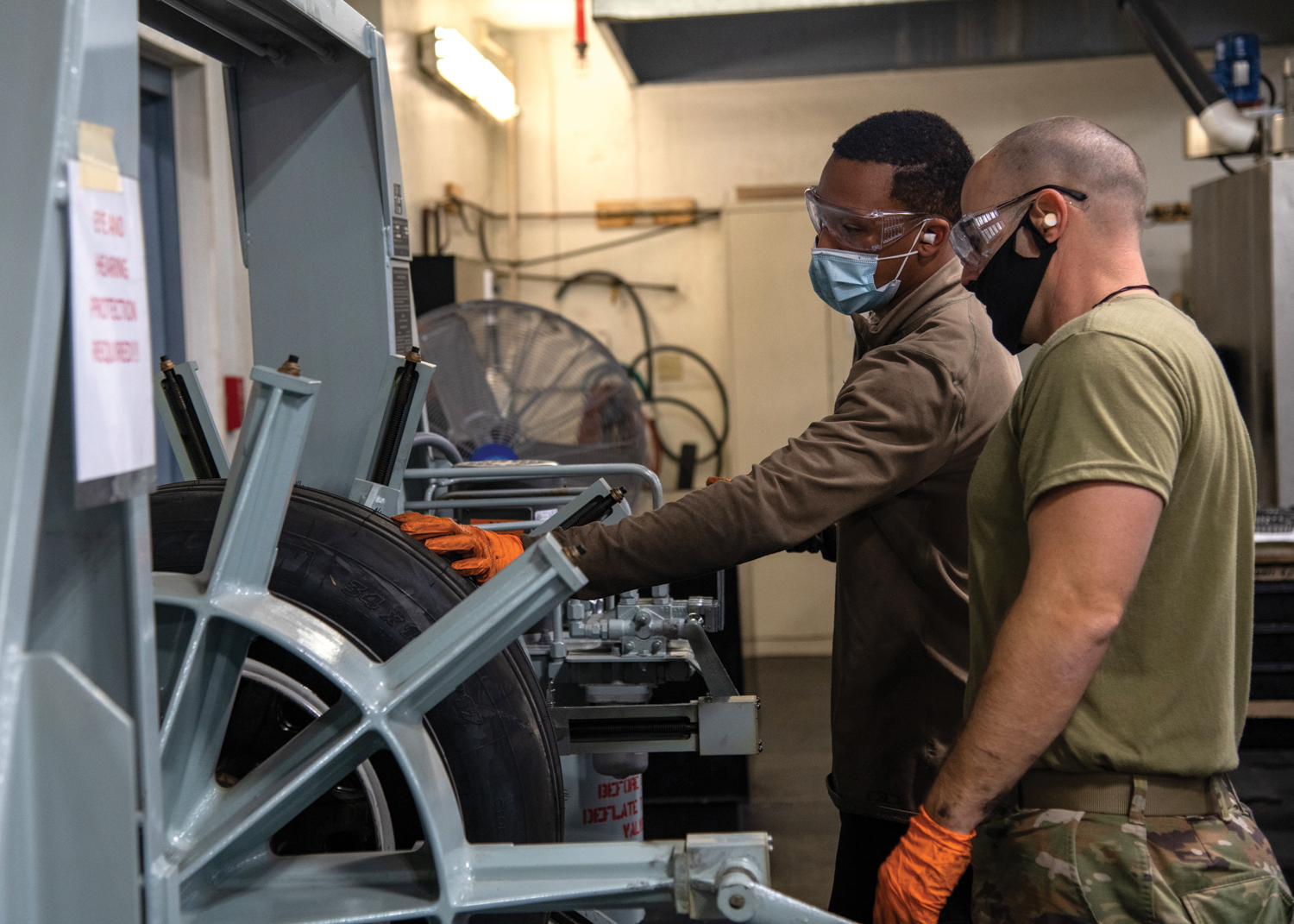 Airmen use Auto Hobby Shop for cheaper car repairs > Luke Air Force Base >  Article Display