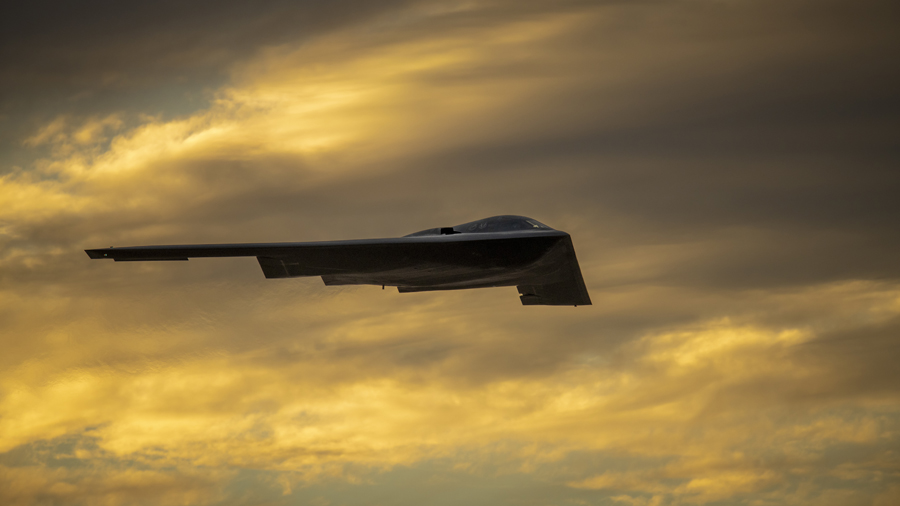 B-2 bombers train with Luke AFB fighters